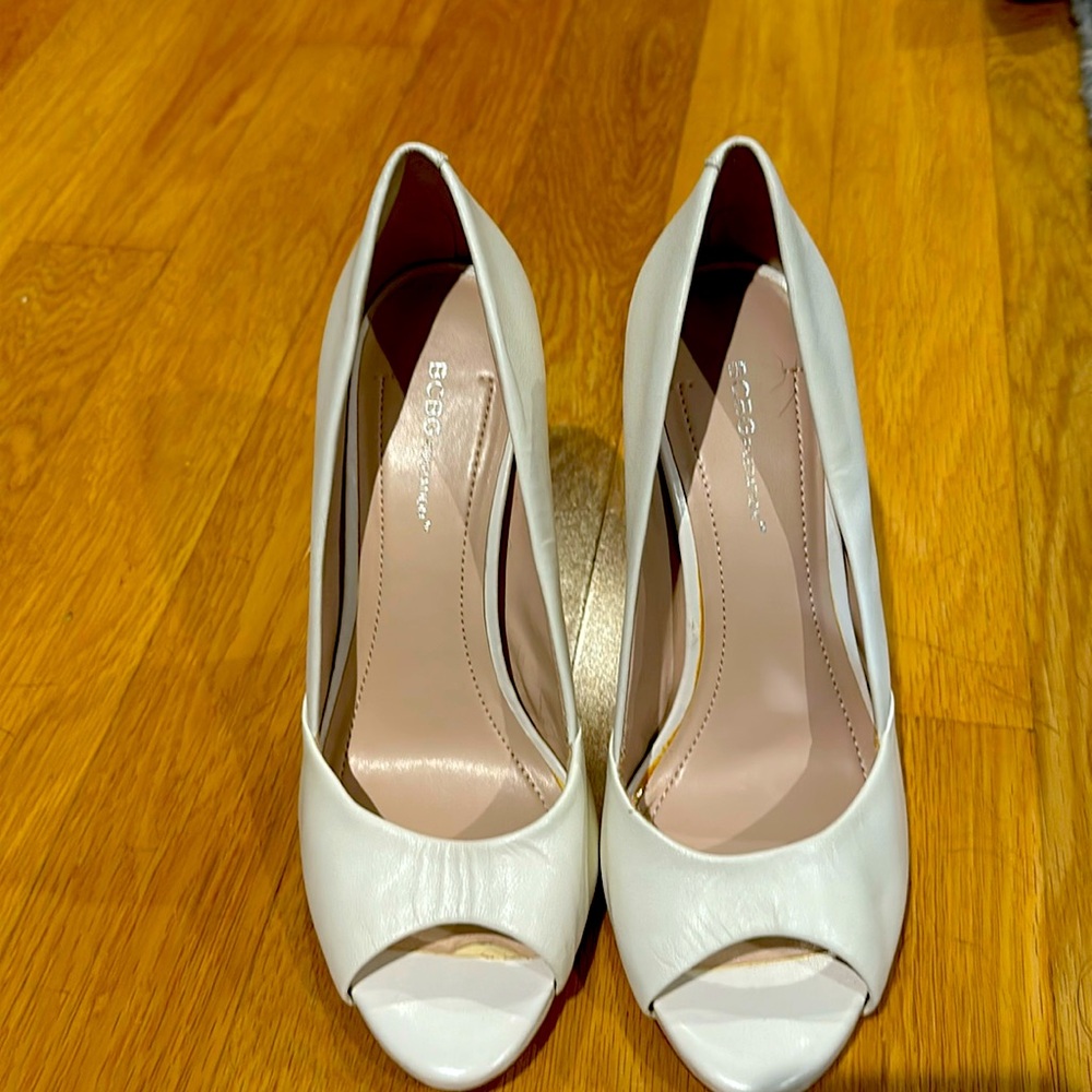 BCBG Izzie2 Womens Size 9 White Peep Toe Pumps Heels Shoes